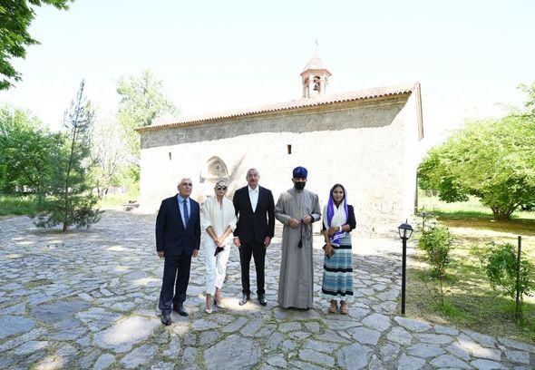 Prezident Qəbələnin Nic qəsəbəsində 1 saylı orta məktəbdə və Müqəddəs Yelisey adına Cotari kilsəsində olub