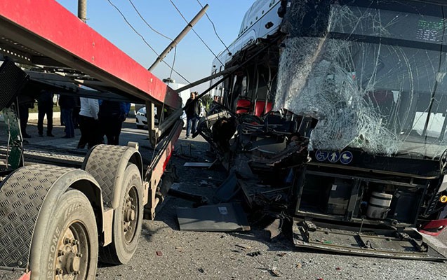 Bakıda avtobus tırla toqquşdu, ölən var - YENİLƏNİB+FOTO