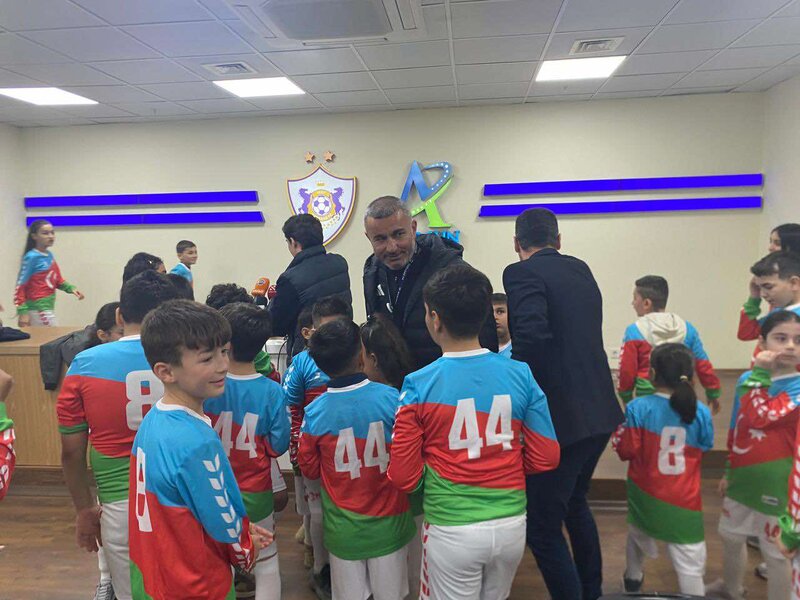 Qurban Qurbanov şəhid övladları ilə - FOTO