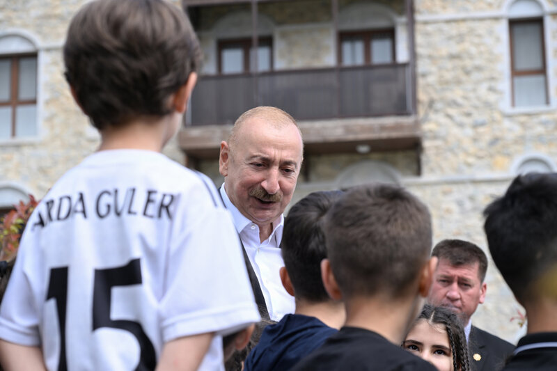 Prezidentlər Şuşada inşa edilmiş birinci yaşayış kompleksində - Fotolar