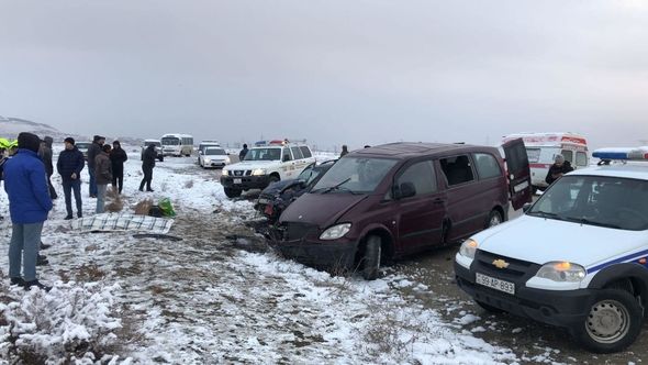 Siyəzəndə qəzaya düşən avtomobildə müəllimlər olub: Ölənlərin sayı üçə çatdı - FOTO
