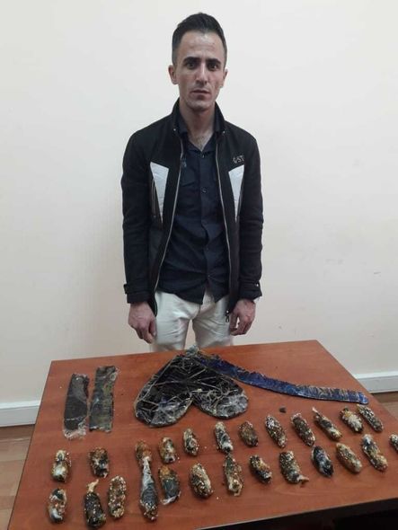 Gül səbətinin altında İrandan Azərbaycana narkotik keçirmək istədi - FOTO