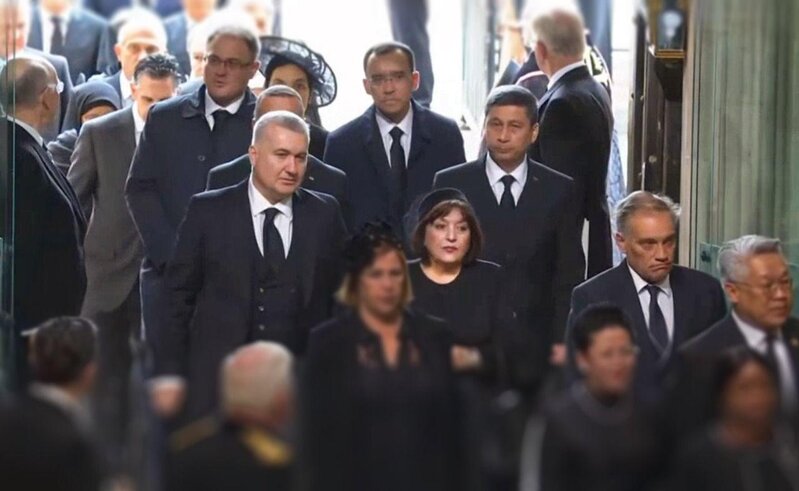 Sahibə Qafarova Britaniya Kraliçasının vida mərasimində iştirak edib - FOTO