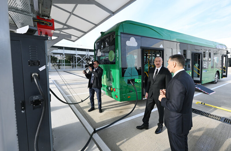 Prezident Zığ Elektrik Avtobus Parkının fəaliyyəti ilə tanış olub - FOTOLAR