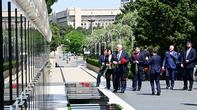 Ukraynanın xarici işlər naziri Zəfər parkını və Şəhidlər xiyabanını ziyarət edib - FOTOLAR