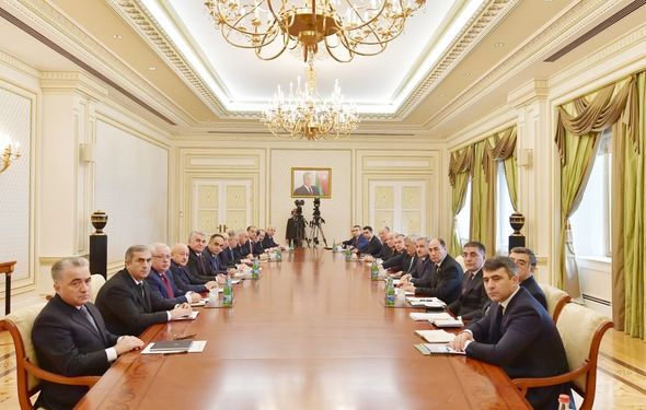 İlham Əliyevin yanında müşavirə keçirilib - FOTO