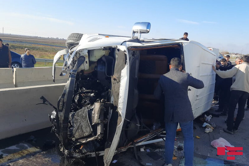 Mikroavtobus beton lövhəyə çırpıldı - 10 nəfər xəsarət aldı - FOTO