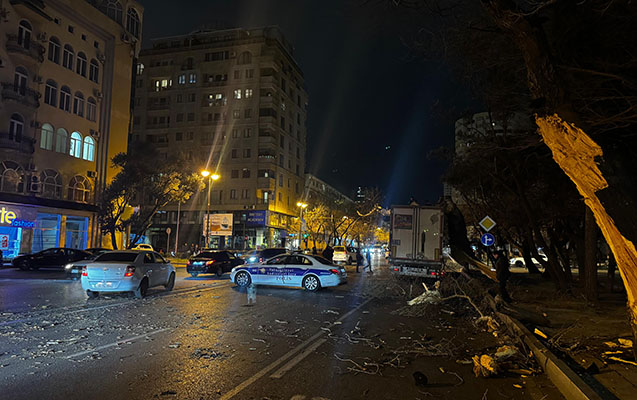 Yasamalda yük maşını ağaca dəydi - Sıxlıq yarandı