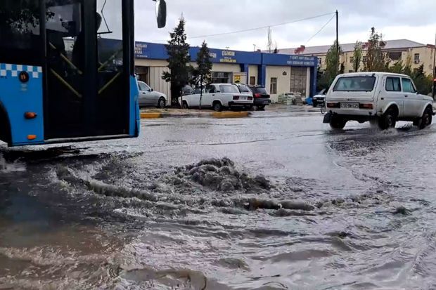 Xətaidə boru partladı, ev gölə çevrildi: 