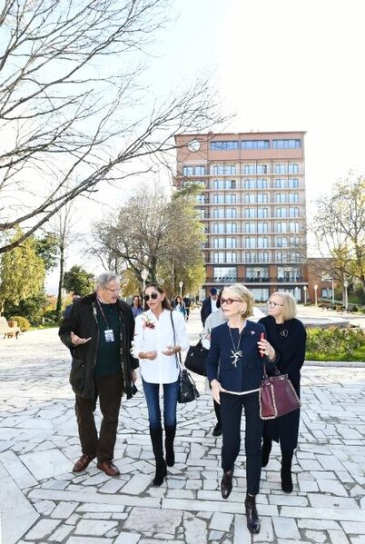 Prezident və birinci xanım VIII Qlobal Bakı Forumunun Şuşaya səfər edən iştirakçıları ilə söhbət ediblər - FOTOLAR