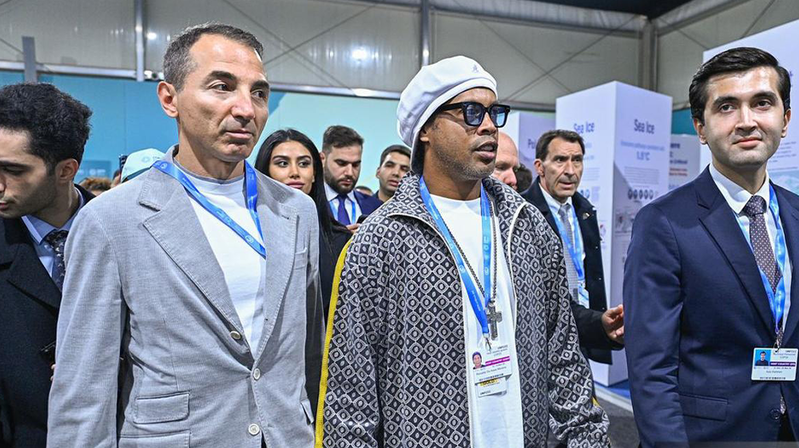 Ronaldinyo COP29 məkanındakı pavilyonları ziyarət edib