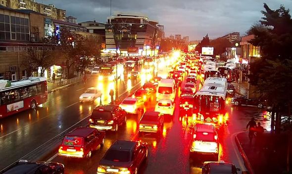 Yağış Bakının bəzi küçə və prospektlərində sıxlıq yaradıb, avtobuslar gecikir