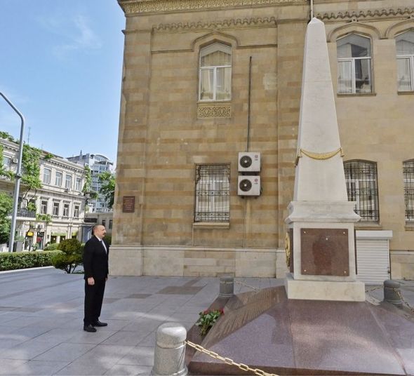 İlham Əliyev Azərbaycan Xalq Cümhuriyyətinin şərəfinə ucaldılmış abidəni ziyarət etdi - FOTO/VİDEO