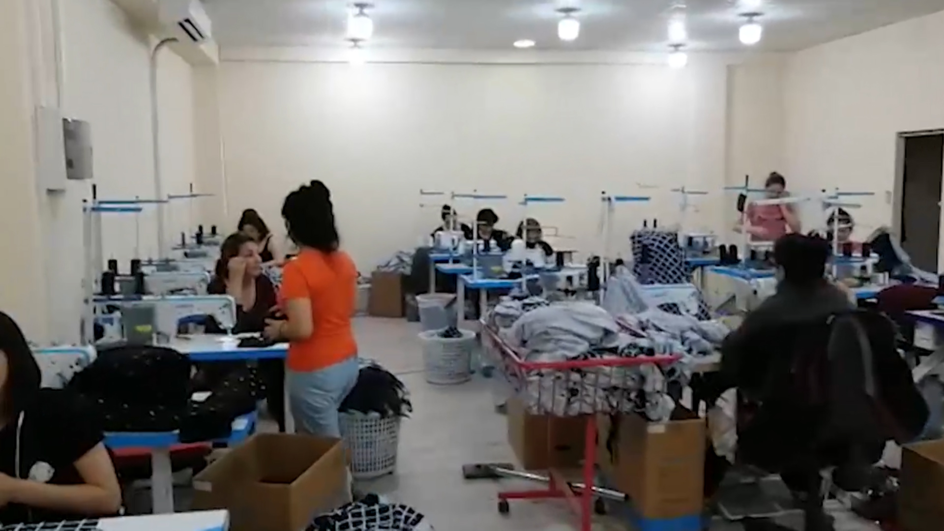 Abşeronda qanunsuz fəaliyyət göstərən dərzi sexləri aşkarlandı, 56 nəfər cərimələndi - FOTO