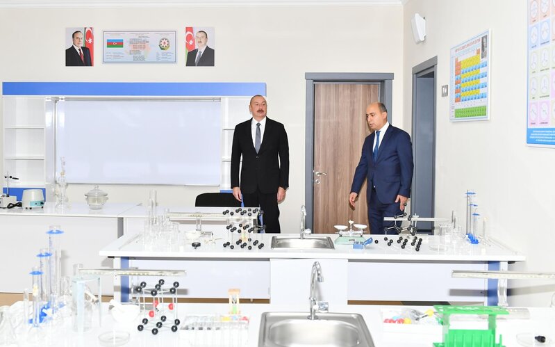 İlham Əliyev 11 nömrəli tam orta məktəbin yeni binasının açılışında - FOTOLAR