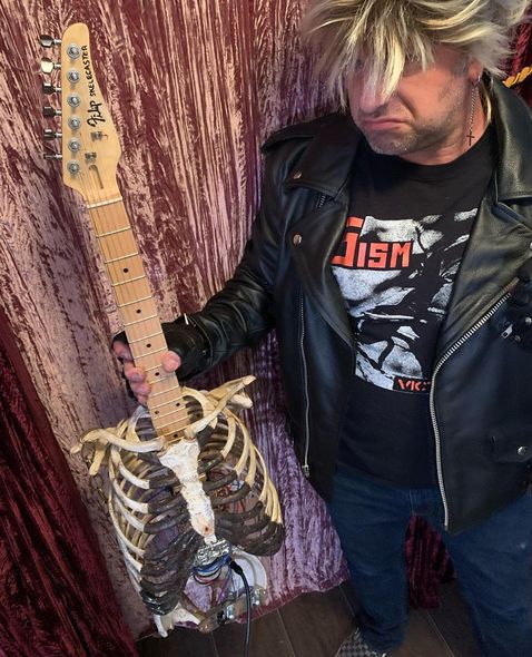 Əmisinin sümüklərindən gitara düzəltdi - FOTO/VİDEO