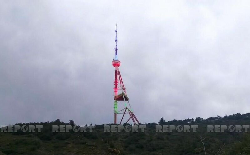 Tbilisi teleqülləsi Azərbaycan bayrağının rənglərinə boyandı - FOTO