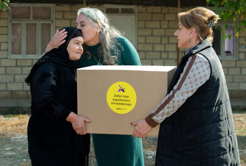 Yelo Bank Xocavənddə yaşayan şəhid ailələrinə Zəfər sovqatı təqdim edib - FOTOLAR