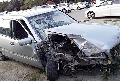 Bakıda "Mercedes"in qəzaya uğrama anı - VİDEO