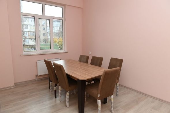 Ölkə başçısı Şamaxıda zəlzələdən zərər görmüş ailələr üçün yeni tikilmiş bina ilə tanış olub - FOTO