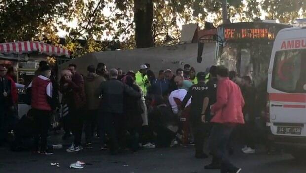SON DƏQİQƏ: sürücü 3 nəfəri bıçaqladı, avtobus dayanacağa girdi, yaralılar var - VİDEO