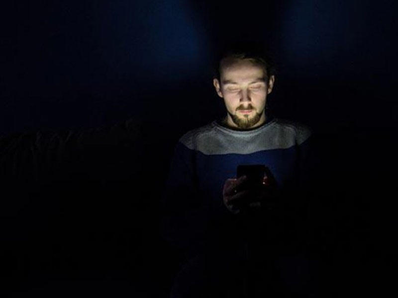 Qaranlıqda telefonla oynayanlar kor ola bilər - ALİMLƏR