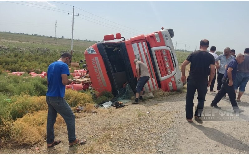 Kürdəmirdə TIR aşdı: Yüklər yolun kənarına dağıldı