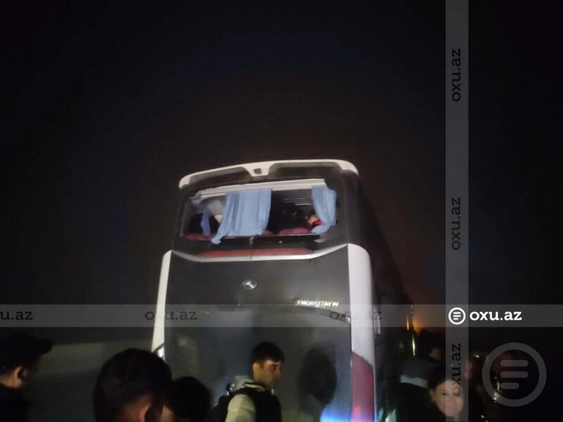 Kürdəmirdə ağır qəza - Yük maşını avtobusa çırpıldı - FOTO