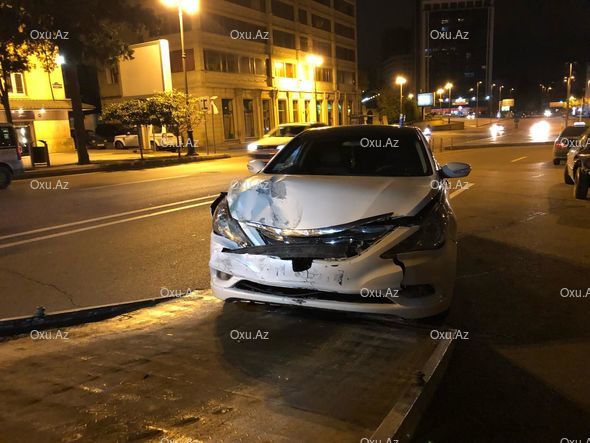 Yüksək sürətlə gələn avtomobil "Statistika" dairəsində qəza törətdi – FOTO/VİDEO