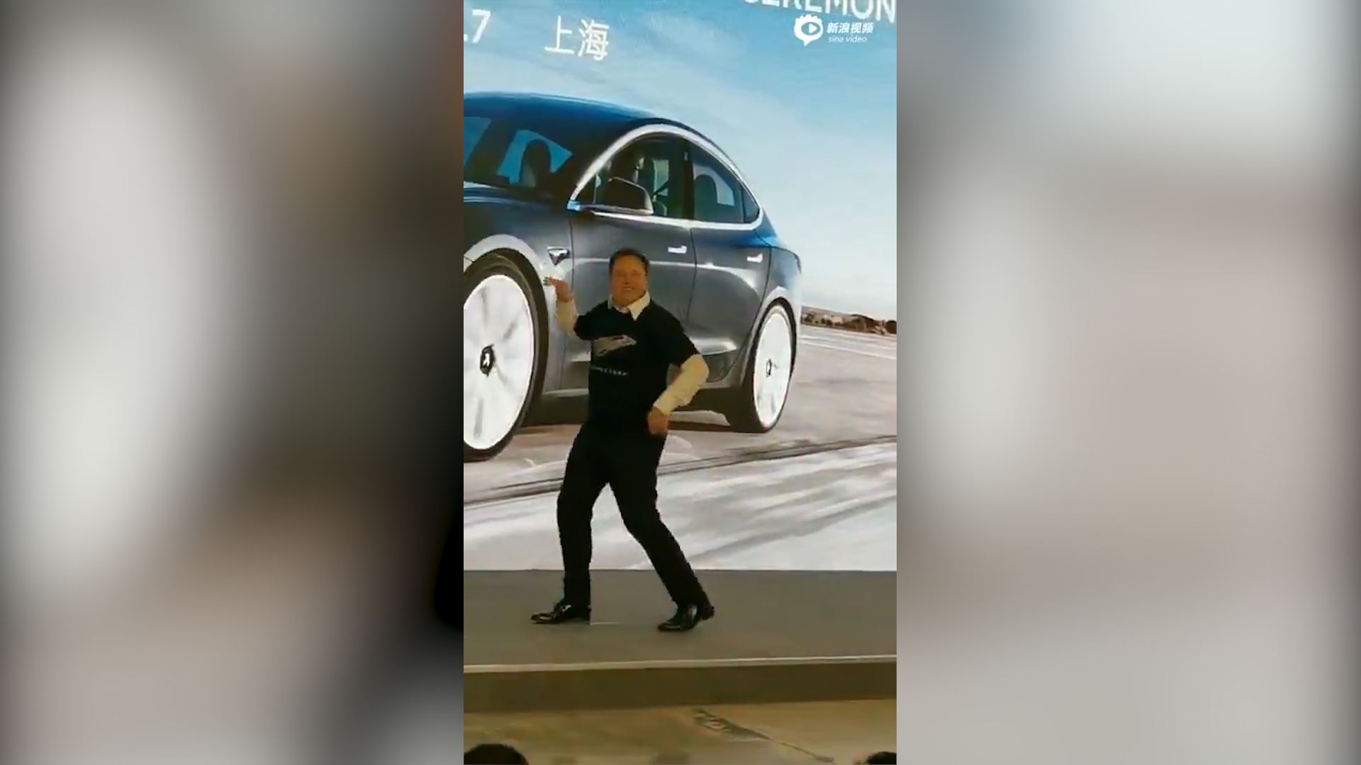 "Tesla" rəhbəri yeni uğurunu rəqslə qeyd etdi - VİDEO