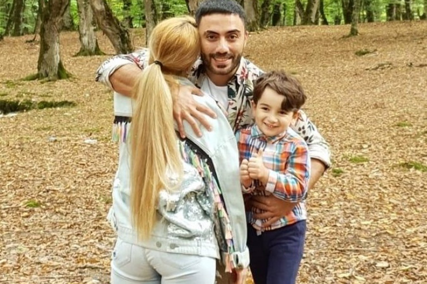 Xanımının şəklini paylaşıb, üzünü gizlətdi - FOTO