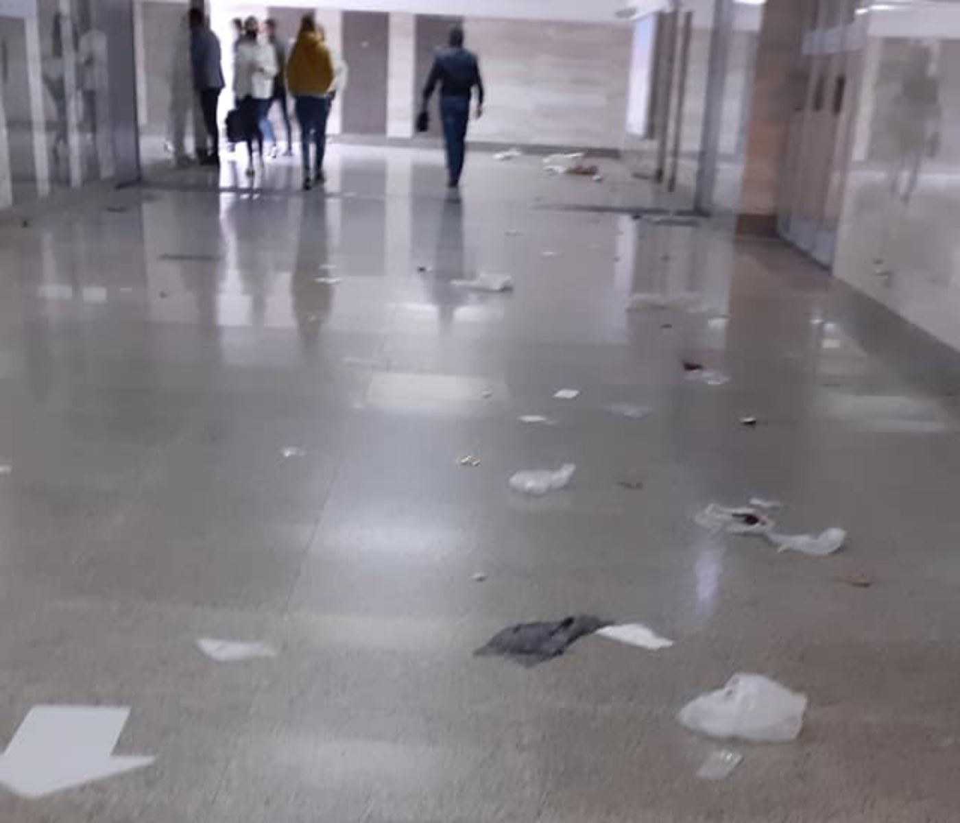 Metronun "Xalqlar Dostluğu" stansiyasının girişində məişət tullantıları qalaqlanıb - FOTO