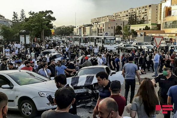 Məşhur Ticarət Mərkəzinin qarşısında ağır qəza: Yaralılar var - FOTO