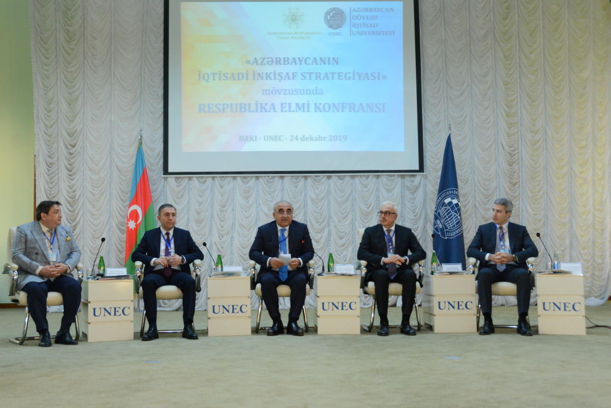 UNEC-də "Azərbaycanın iqtisadi inkişaf strategiyası" mövzusunda konfrans keçirilib - FOTO