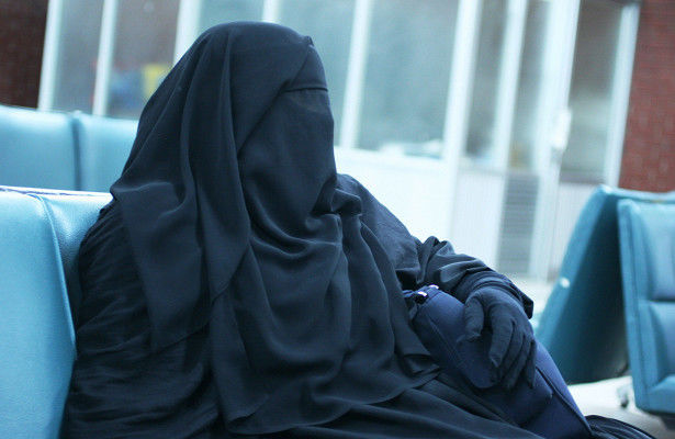 Bakı polisi qara niqabda "kişi" əli olan insanın kimliyini müəyyənləşdirdi - FOTO