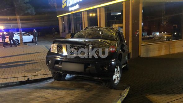 Bakıda idarəetmədən çıxan avtomobil mağazaya çırpılıb - FOTO