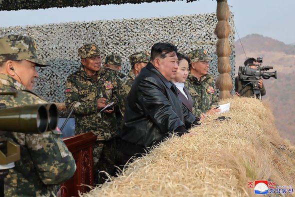 Şimali Koreyada hava-desant təlimlərinə Kim Çen In qızı ilə birlikdə rəhbərlik etdi - FOTO