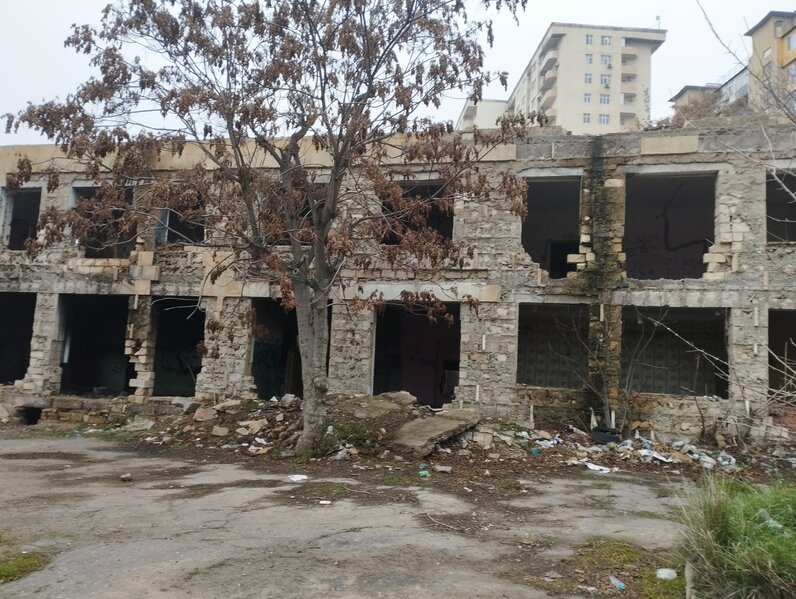 Bakıda uşaq bağçası xarabalığa çevrilib: Dövlət qurumları nə deyir? - FOTOLAR