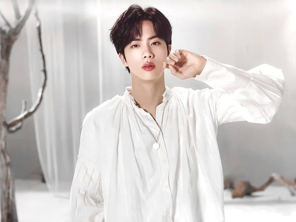 BTS ulduzu saçını kəsdirmək məcburiyyətində qaldı - FOTO