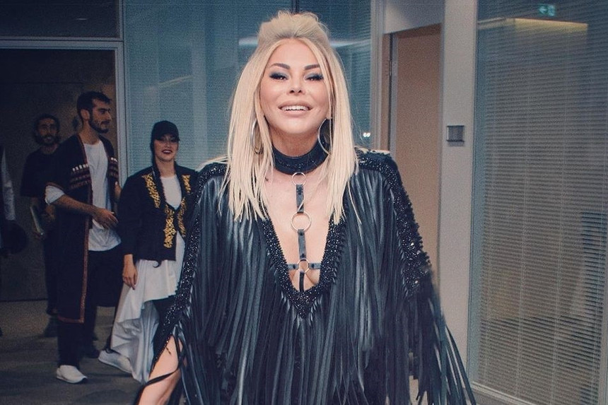 Xalq artisti yenə geyimi ilə adından söz etdirdi - 7700 AZN - FOTO