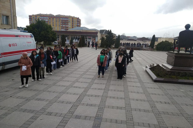Buraxılış imtahanı keçirilən binaların birinə kənar şəxslər daxil olmağa cəhd ediblər