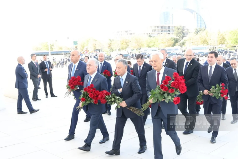 Dövlət və hökumət rəsmiləri Bakıdakı Zəfər parkında - FOTOLAR