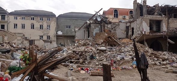 İƏT nümayəndə heyəti Gəncədə raket düşən ərazilərə baxıb - FOTO 