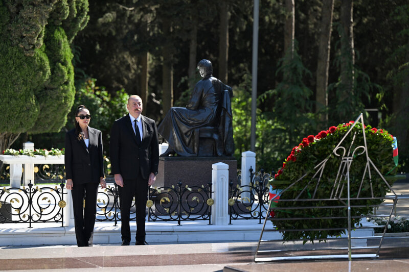 Prezident və birinci xanım Heydər Əliyevin məzarını ziyarət ediblər - FOTOLAR