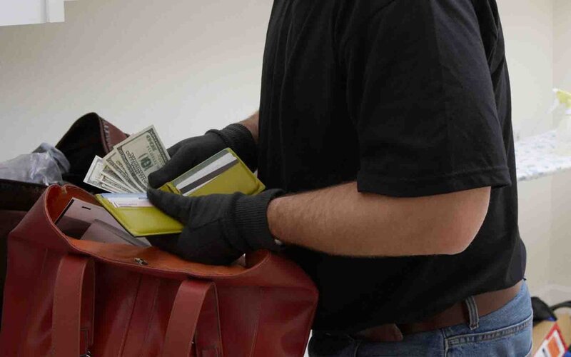 Qubada oğul atasının pullarını oğurlayıb xərclədi