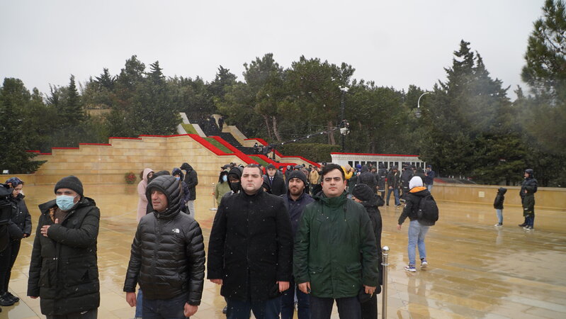 İsti evlərini qoyub, əlləri üşüyən uşaqları ilə şəhidləri ziyarətə gələnlər - FOTOREPORTAJ