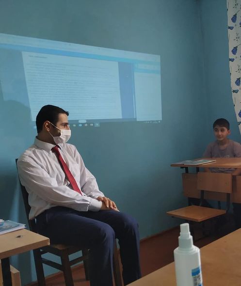 Ucqar kənddə çalışan azərbaycanlı müəllim distant təhsili fərqli üsulla əvəz etdi - FOTO