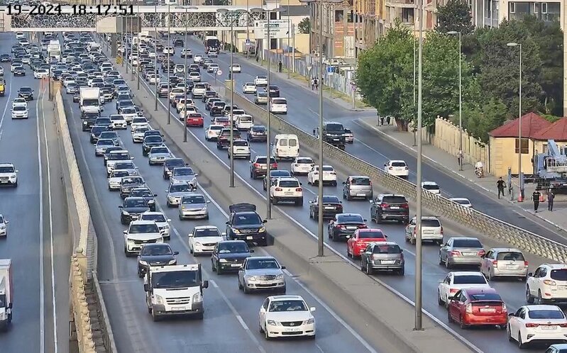 Bakının bir sıra yollarında tıxac yaranıb - SİYAHI