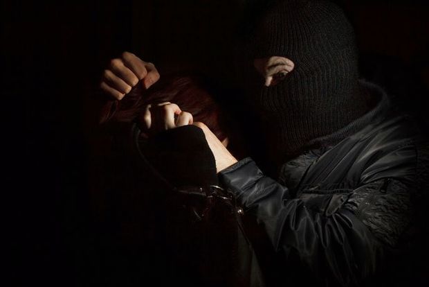 Bakıda maskalı şəxs mənzilə basqın etdi