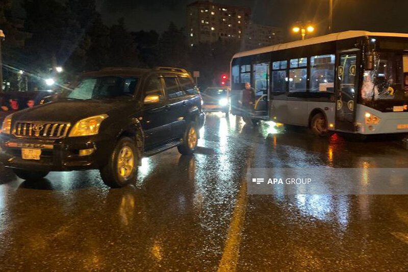 Bakıda avtobus qəza törətdi, sərnişinlər təxliyyə edildi - FOTO